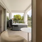 Hotel Hi - Lakeview Pool