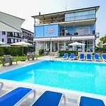 Hotel Hi - Lakeview Pool