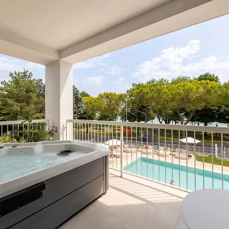 Hi - Lakeview Pool סירמיונה