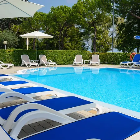 Hi - Lakeview Pool מלון 3*