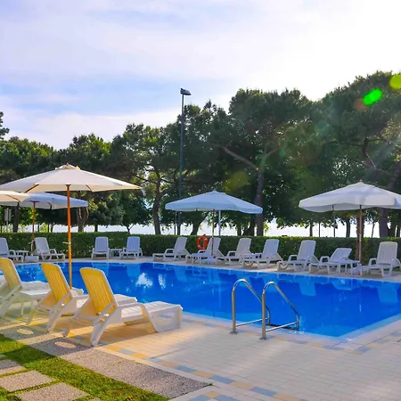 Hi - Lakeview Pool מלון סירמיונה