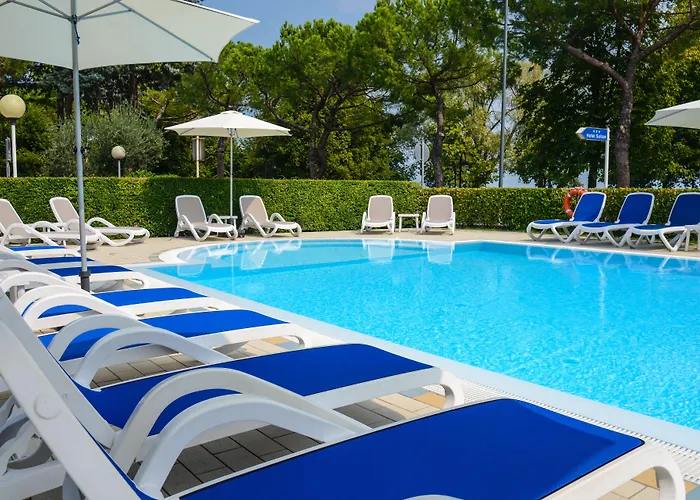 Hi - Lakeview Pool 酒店 3*